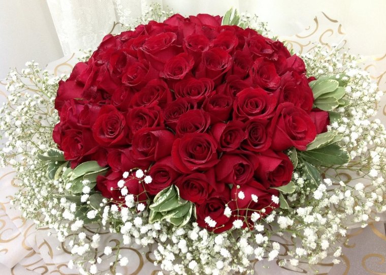 Красивый букет белых роз