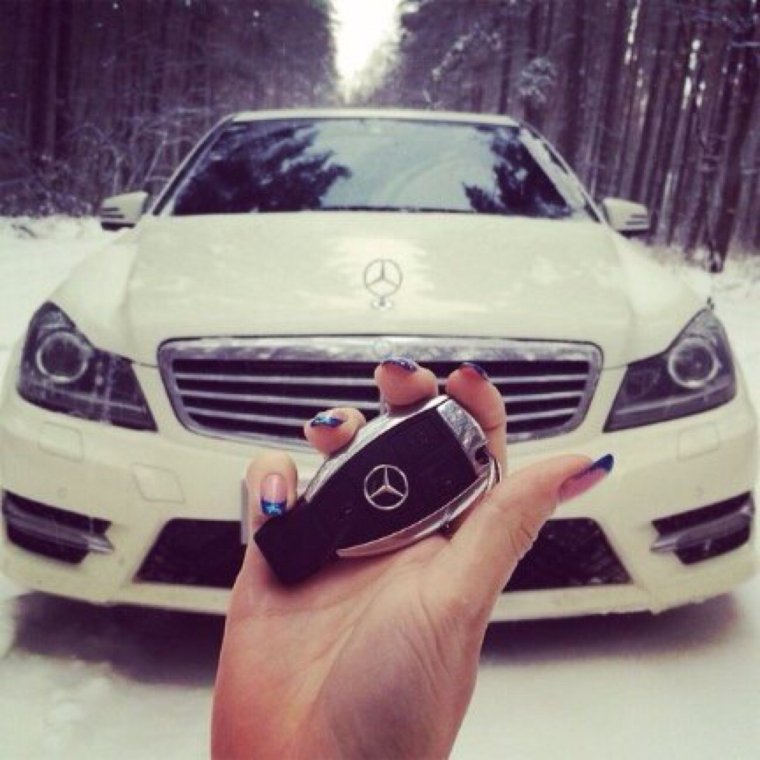 Девушка за рулем белого Мерседеса