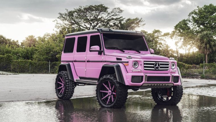 Розовая пена на автомойке