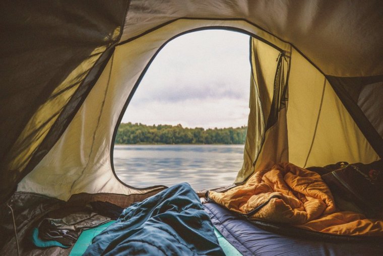 Палатка на берегу озера