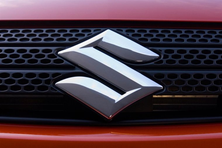 Надпись сзади на машине марка