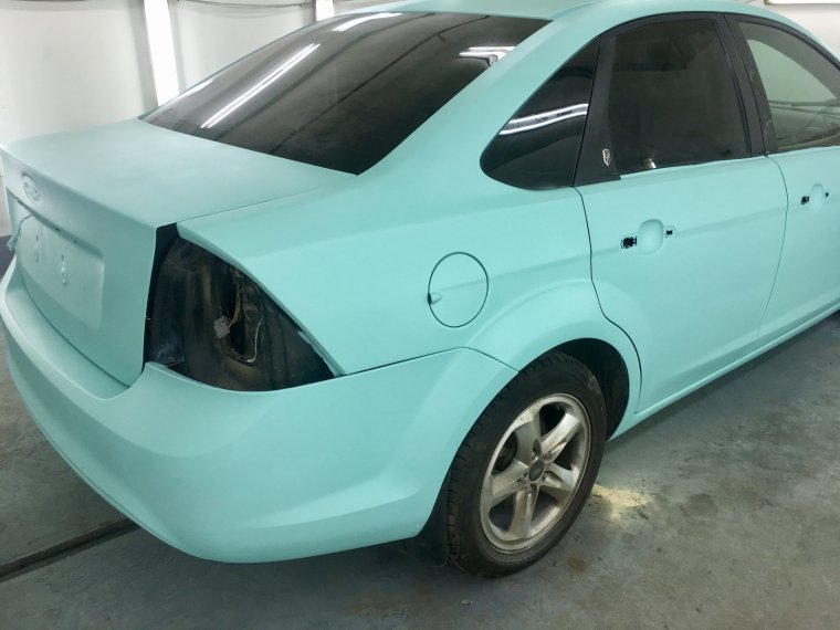 Машина в белом рапторе