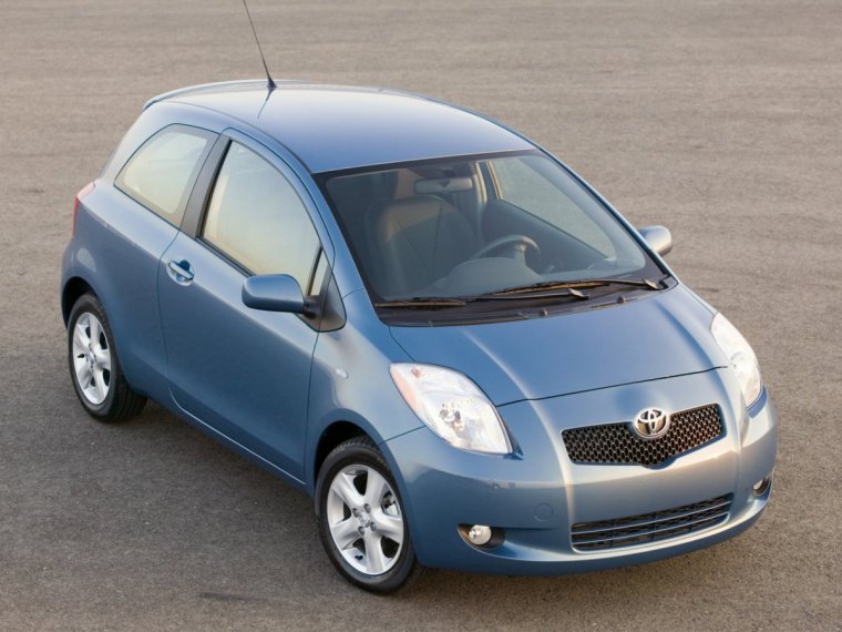 Тойота Ярис 2005 года