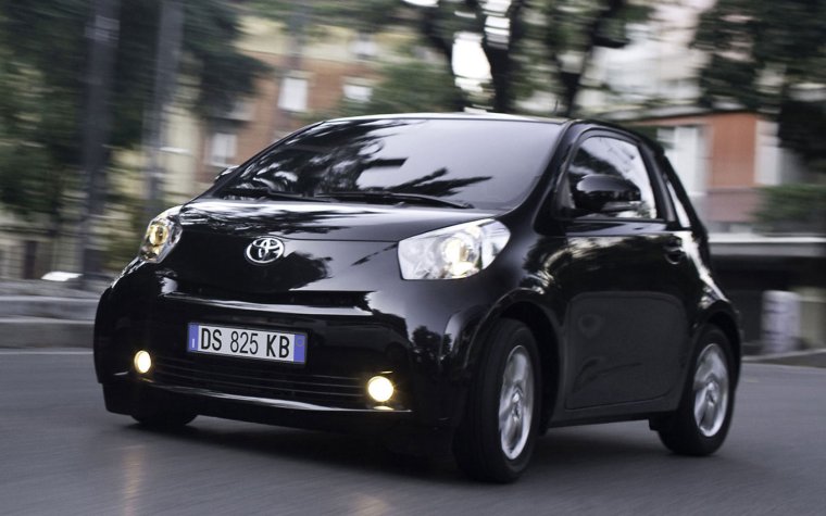 Машина Тойота малометражка