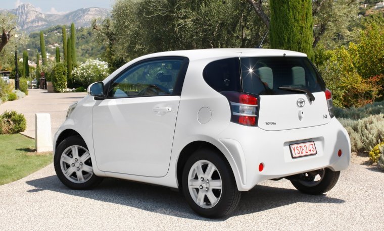 Двухдверная Тойота IQ