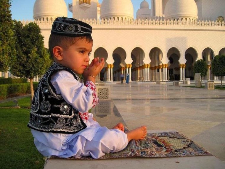 Арабские дети у мечети