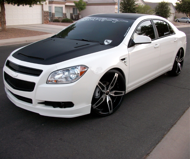 Красный Шевроле кобальт тюнинг