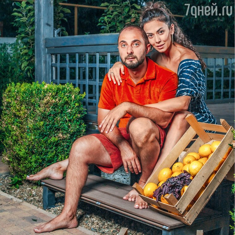 Демис карибидис жена