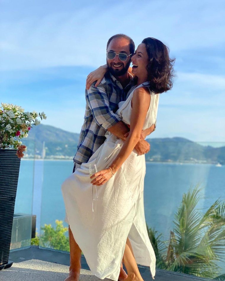 Демис карибидис жена