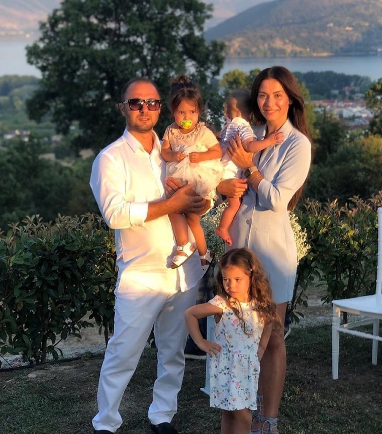 Демис карибидис жена