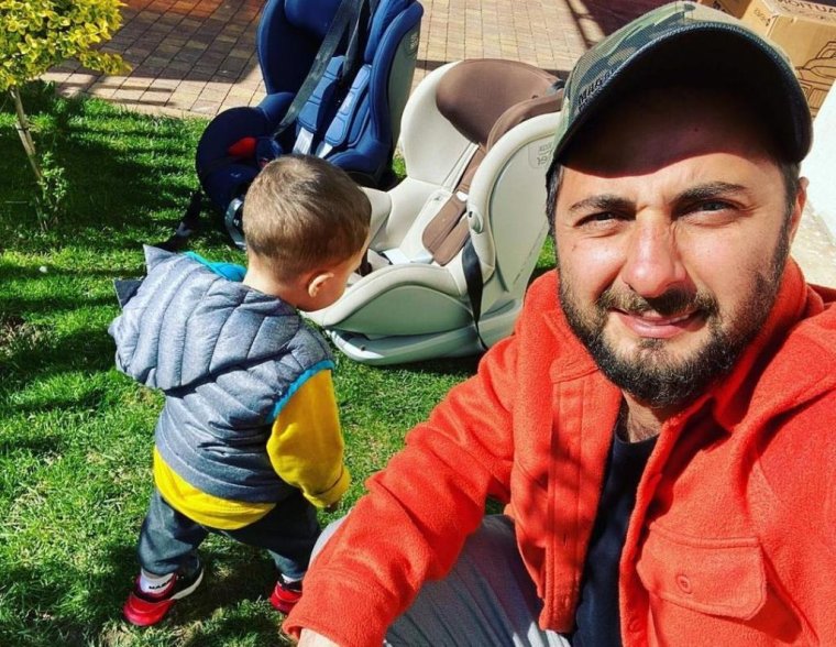 Демис карибидис жена