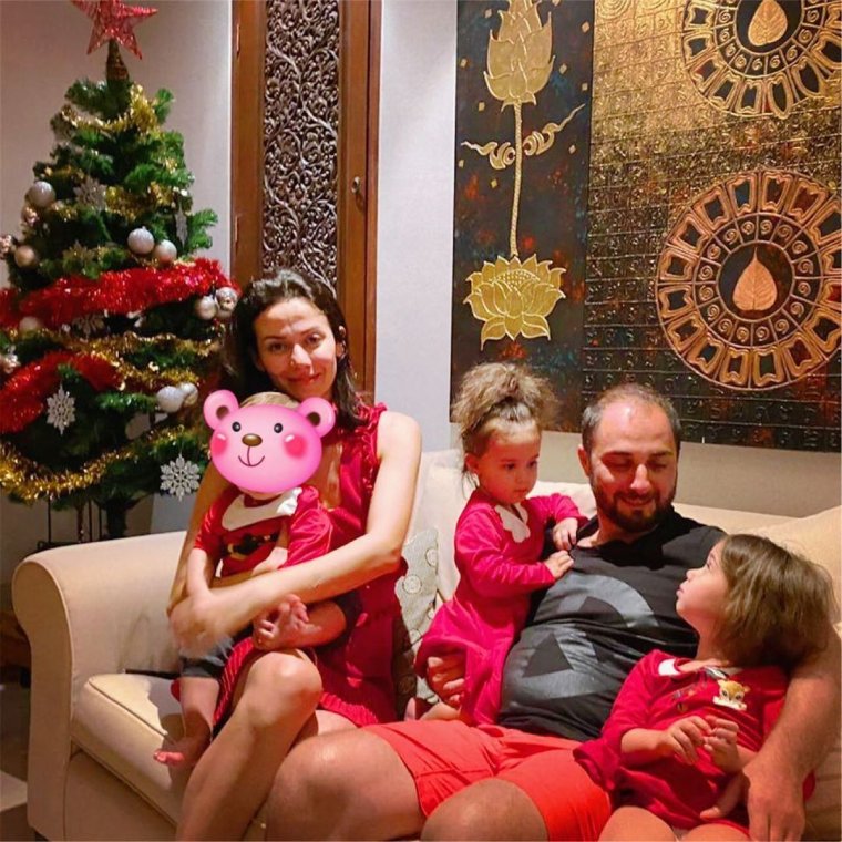 Жену демиса Карибова