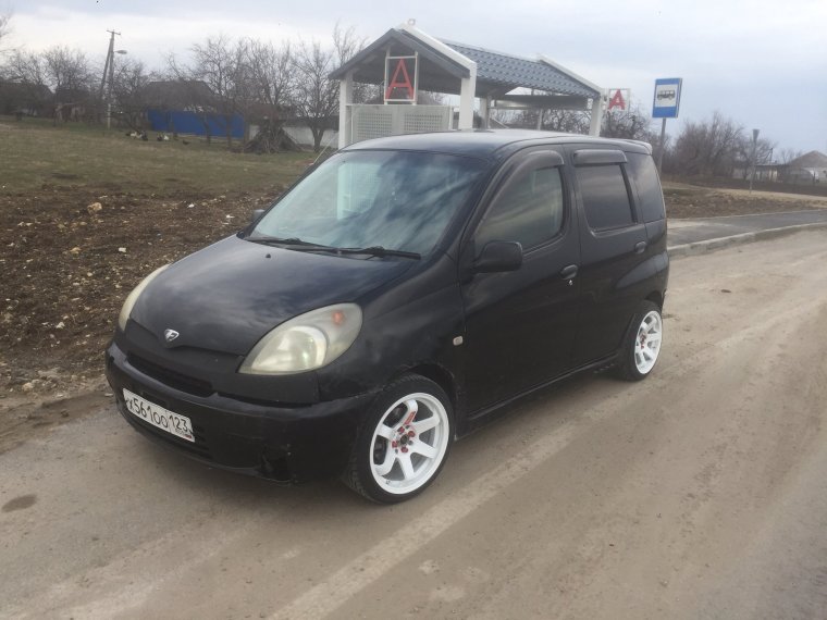 Автомобиль Тойота Фунтик