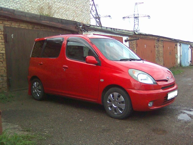 Тойота Фунтик красный