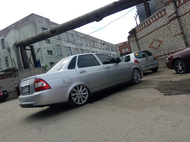 Приора седан на камриках r16