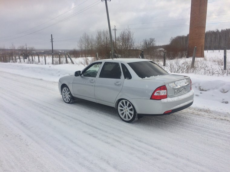 Белая Приора седан на 16 камриках