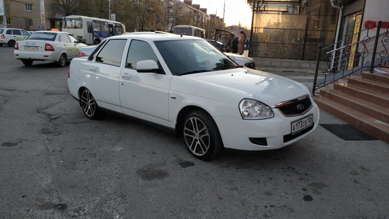 Белая Приора седан r16