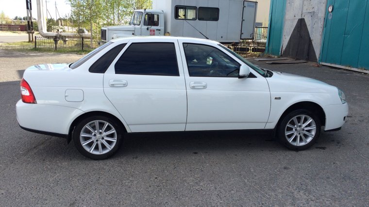 Белая Приора седан на 17 камриках