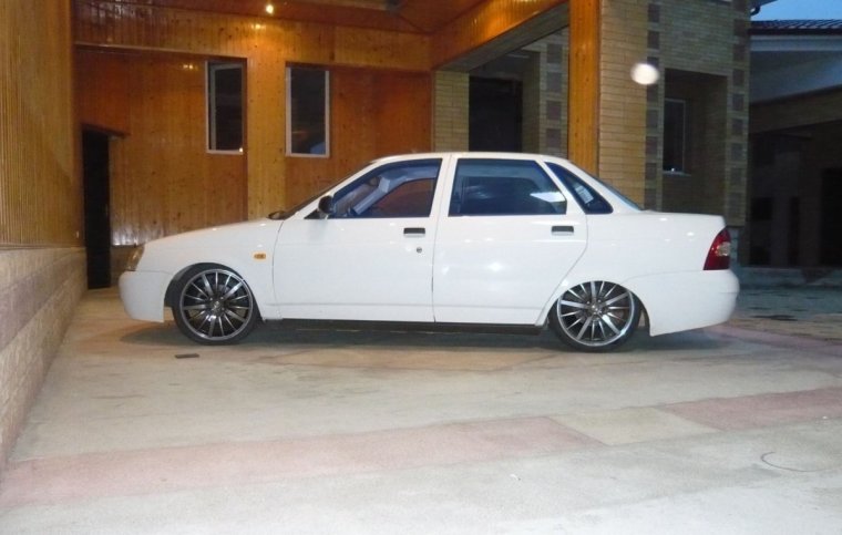 Белая Приора седан r16