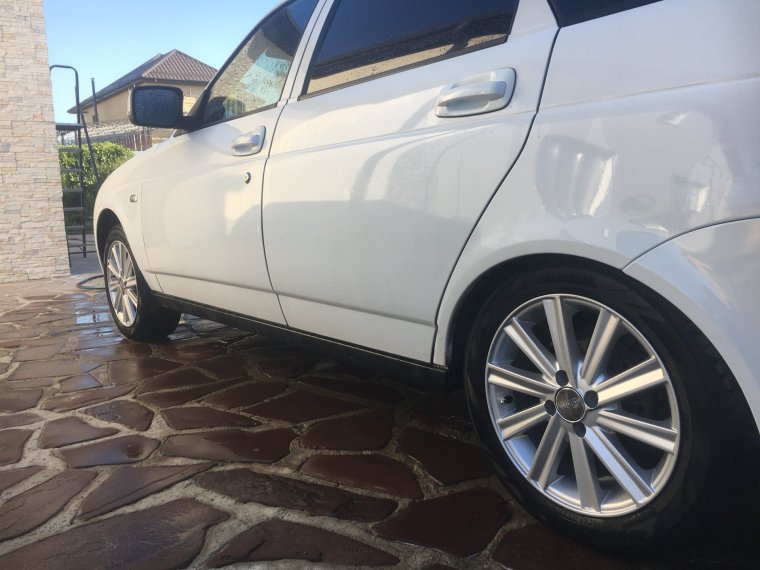 Белая Приора на камриках 16 графит