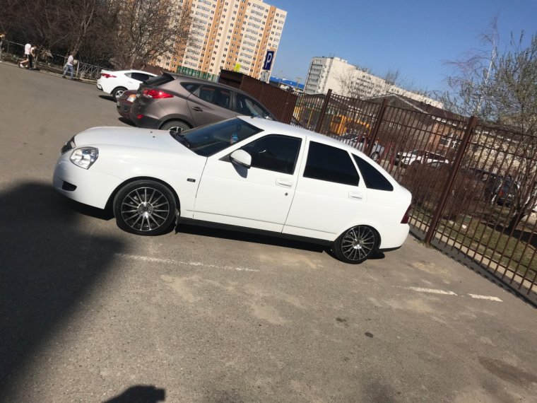 Приора белая хэтчбек на р16