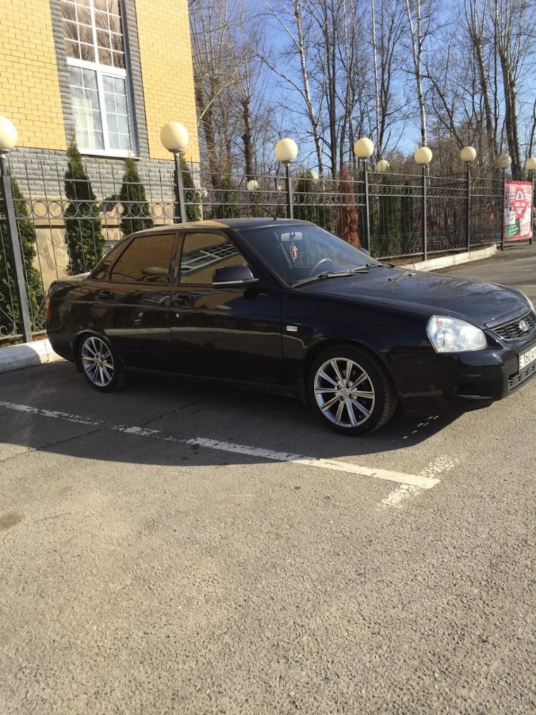 Черная седан Приора r15
