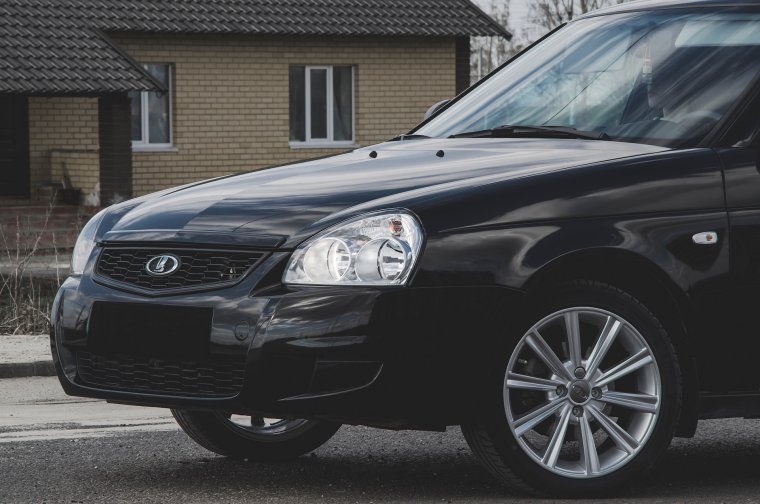 Приора черная седан Камрики