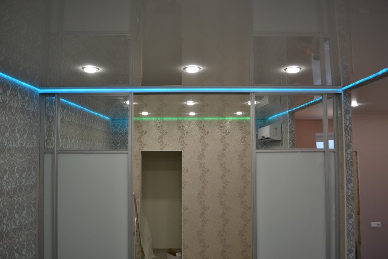 Стеклянный потолок в ванную комнату