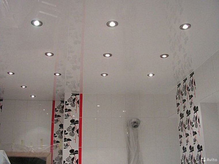 Скрытые карнизы для штор в спальне