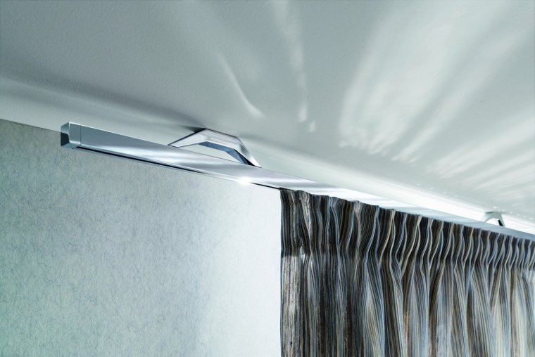 Натяжной потолок в ванной с подсветкой