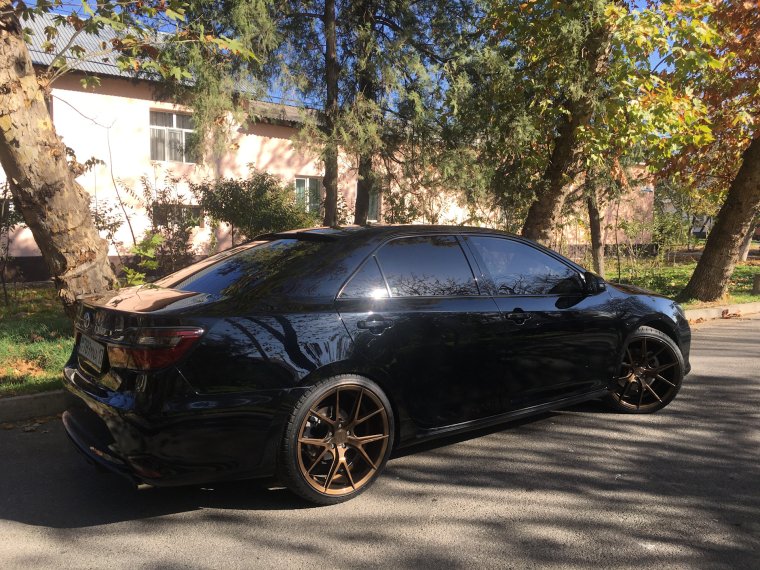 Чёрная Toyota Camry v50 на литье