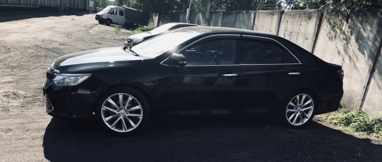 Камри 40 черная на 55 колесах