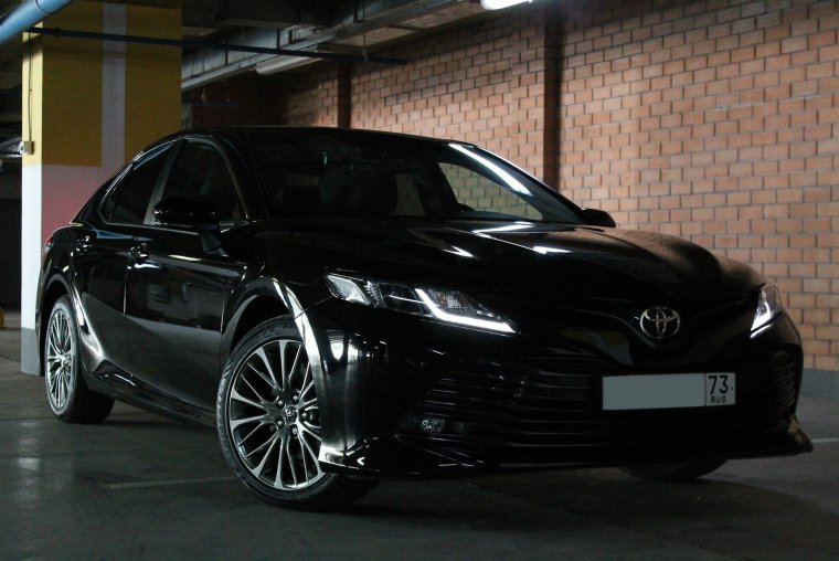 Чёрная Toyota Camry v70