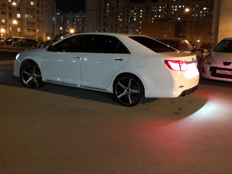 Белая Камри 55 на ВОССЕНАХ