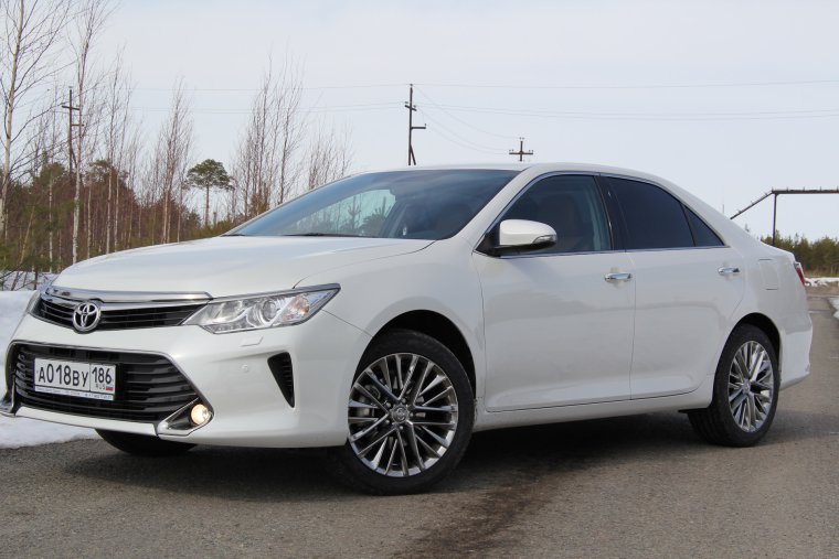 Toyota Camry 55 белая