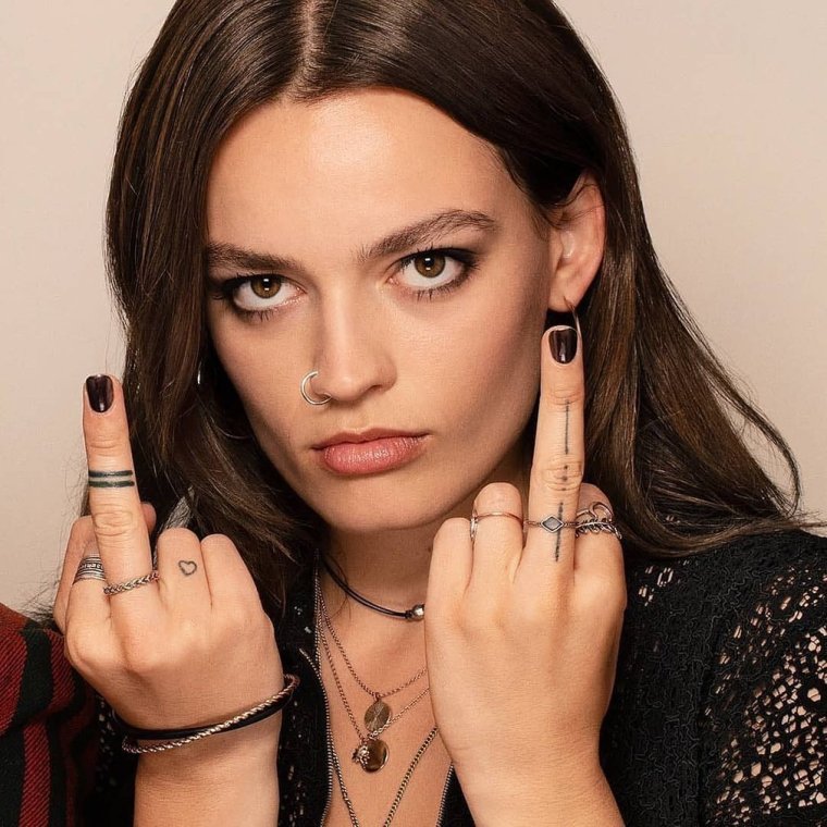 Эмма Маккей Мэйв Уайли