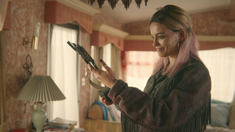 Эмма Маккей и Марго Робби