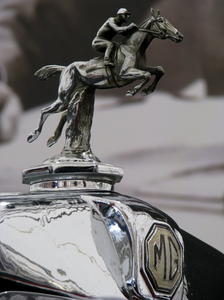 Ferrari значок на машине