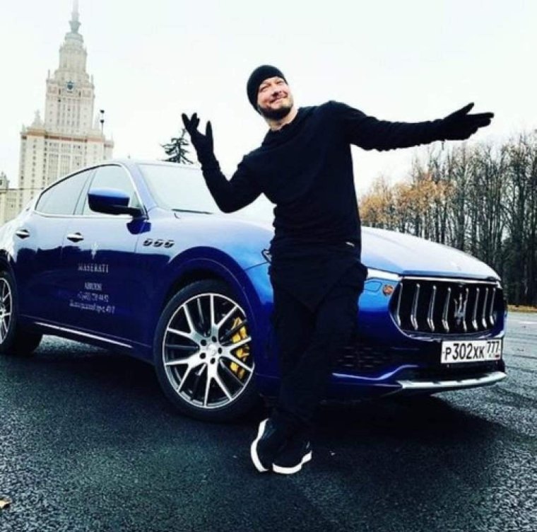 Никита Панфилов возле машины