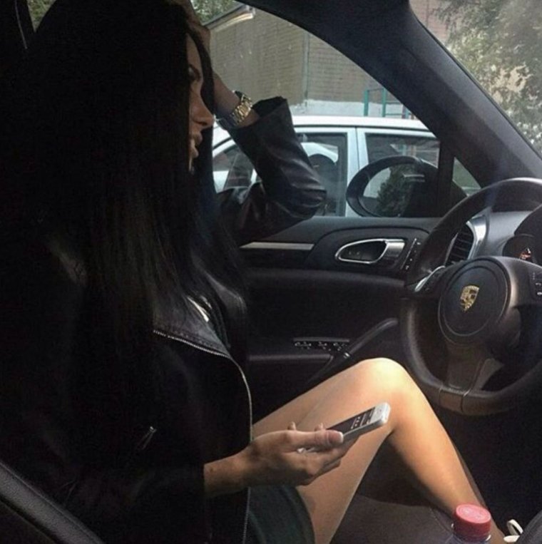 Мужчина в дорогой машине