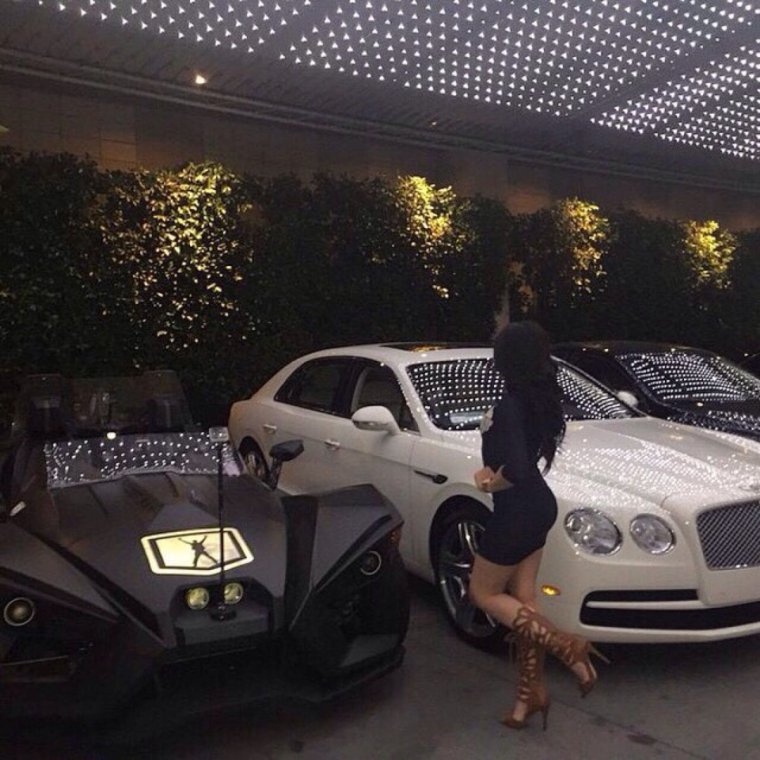 Женщина в кабриолете