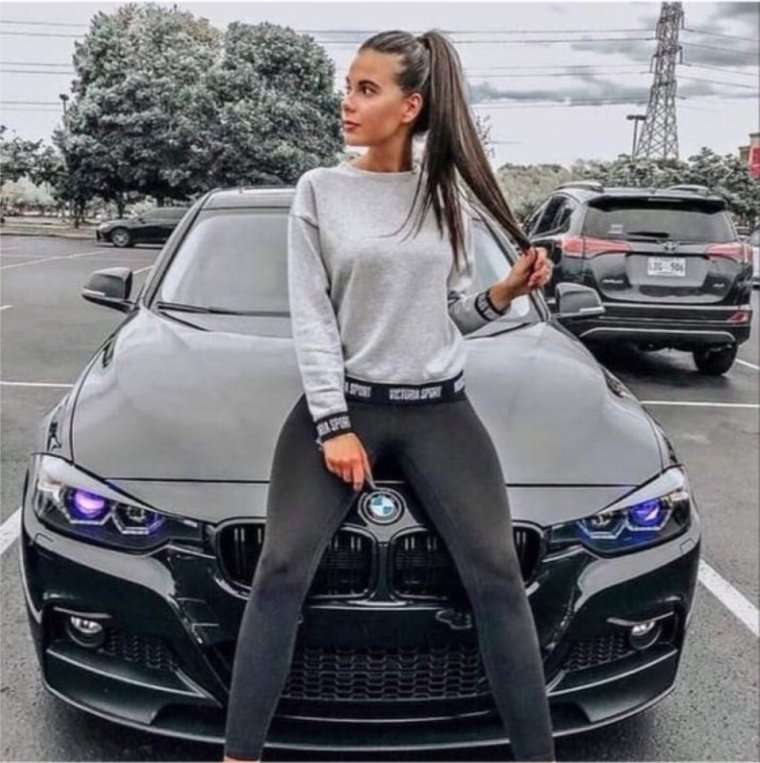 Девушка в машине