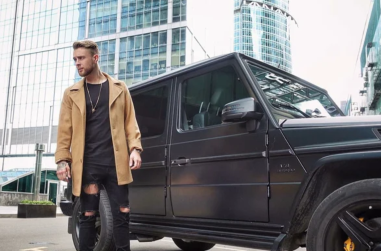 Фотосессия мужчины с машиной