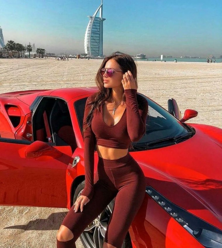 Брюнетка за рулем