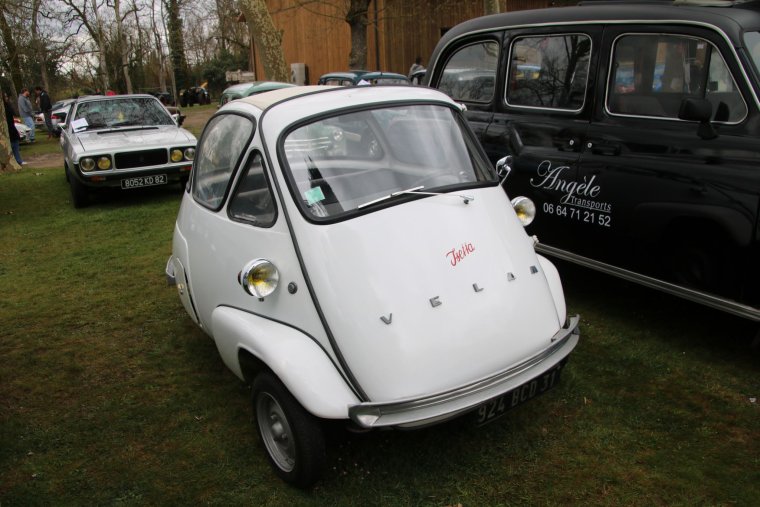 Маленькая машина круглые фары 2021