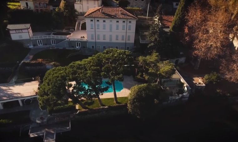 Красивые окна в особняке