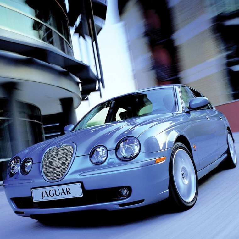 Ретро автомобиль с круглыми фарами