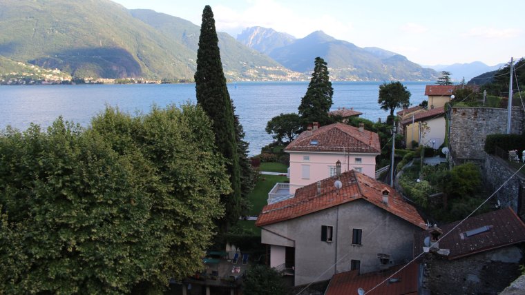 Вид из окна на озеро