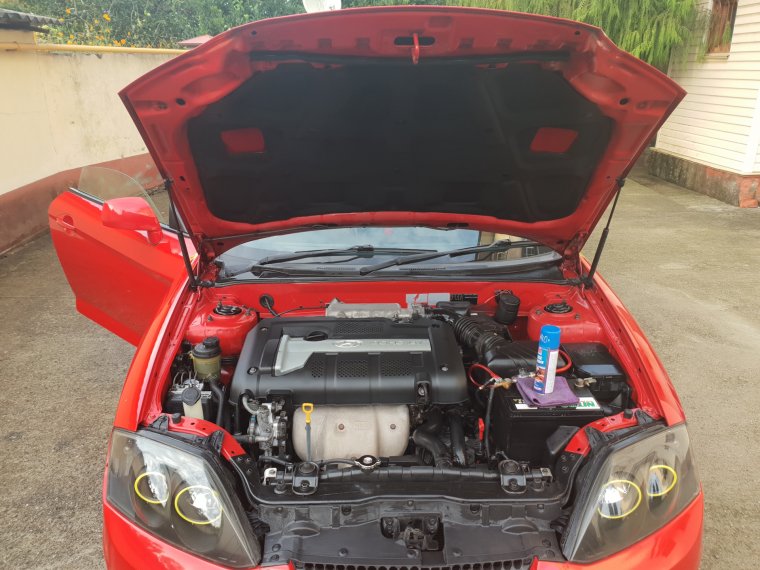 Капот Лада Приора изнутри