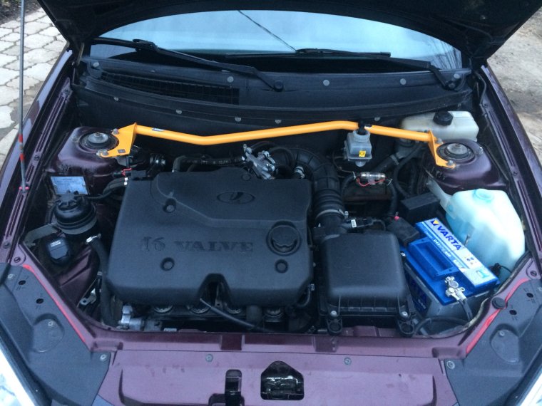 Подкапотное пространство Приора 16 клапанов